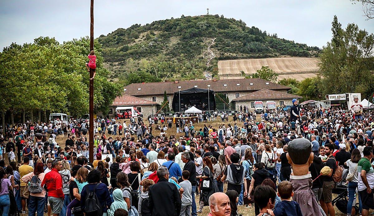 La romería de Olárizu despide el verano entre política, alubiada y un calor de hasta 34 grados