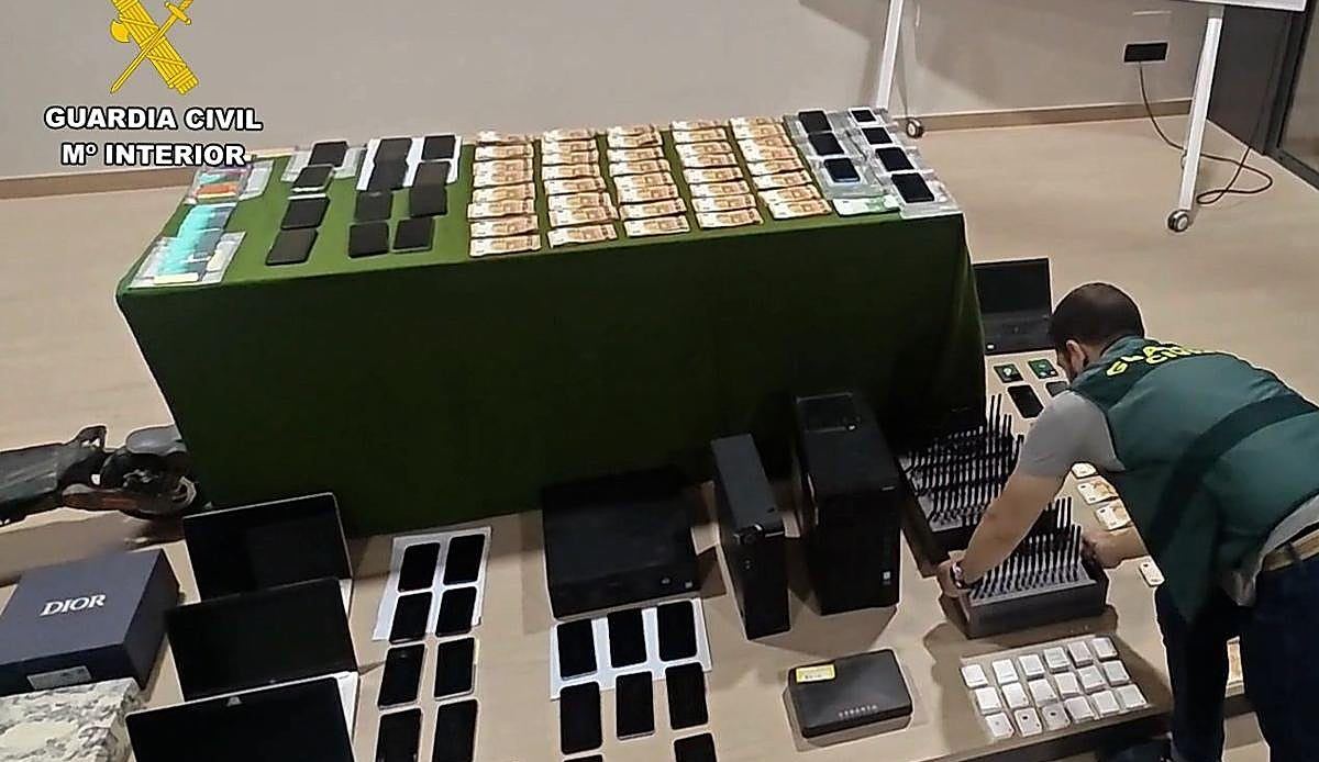 La Guardia Civil desmantela una red de ciberestafas que operó en Álava y timó más de un millón de euros haciéndose pasar por