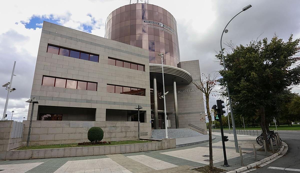 Un joven de 18 años detenido tras agredir y robar las cadenas de oro a tres ancianas en Vitoria