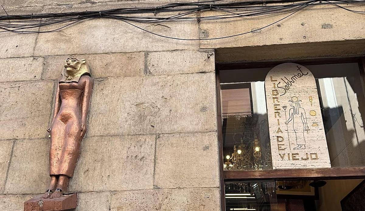 La escultura de Sekhmet, un símbolo de 35 años en la calle Siervas de Jesús de Vitoria, sufre su primer ataque vandálico
