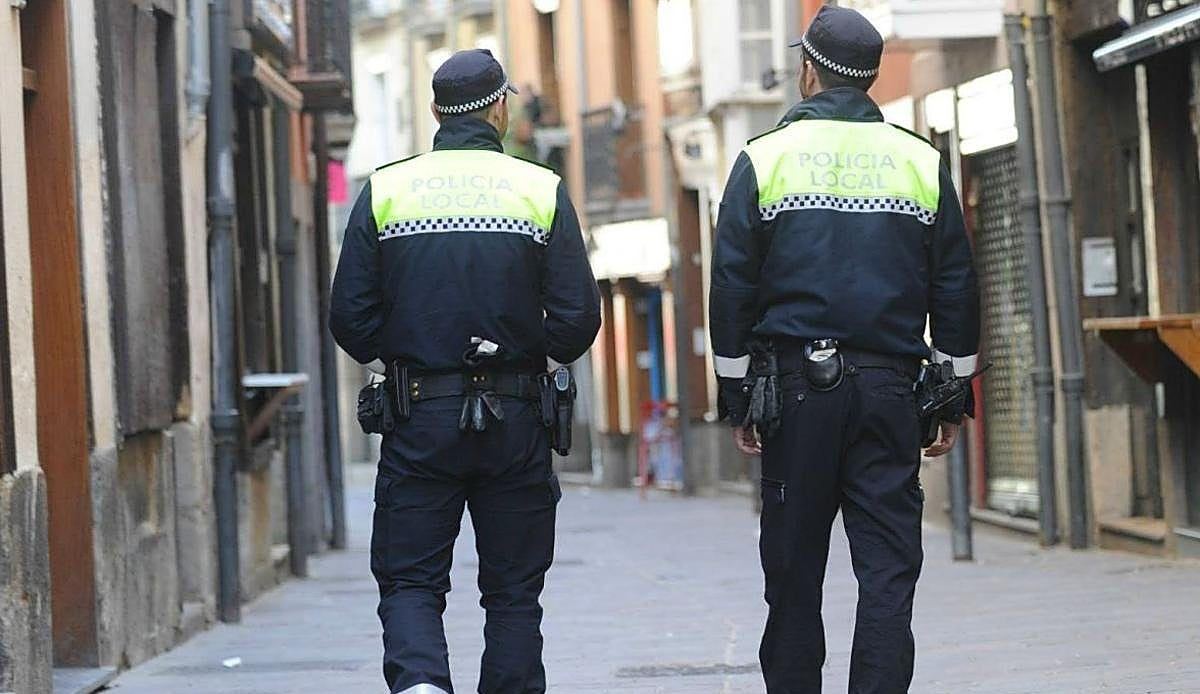 Un vecino alerta a la Policía y frustra el robo de un coche en la calle Labastida de Vitoria