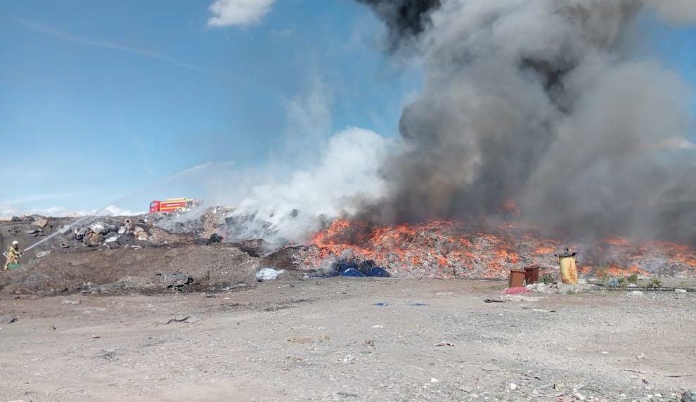 Un incendio en Gardelegi pasa la noche sin control por la escasez de hidrantes en la zona