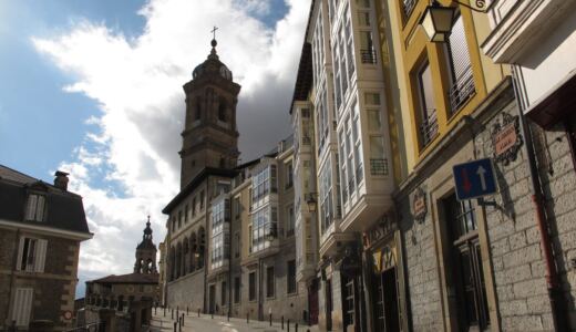 Un hombre amenaza con una pistola cargada a varios hosteleros del Casco Viejo de Vitoria y acaba detenido