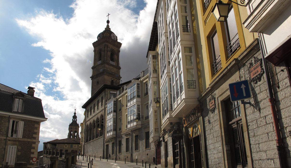 Un hombre amenaza con una pistola cargada a varios hosteleros del Casco Viejo de Vitoria y acaba detenido