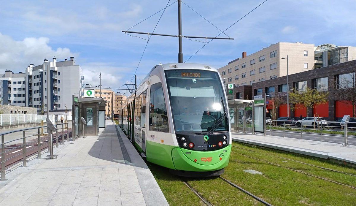 El tranvía de Vitoria vuelve a circular por el centro tras un mes de obras de urbanización