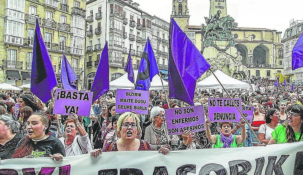Vitoria se moviliza en la plaza de España tras la violación de una mujer en el barrio de Zabalgana