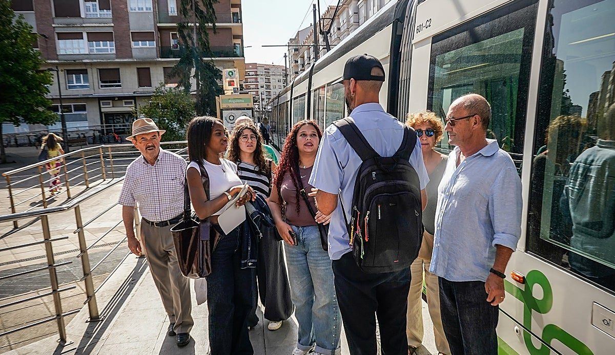 El caos se apodera del tranvía de Vitoria: usuarios abandonados a su suerte ante un corte sin avisos ni información