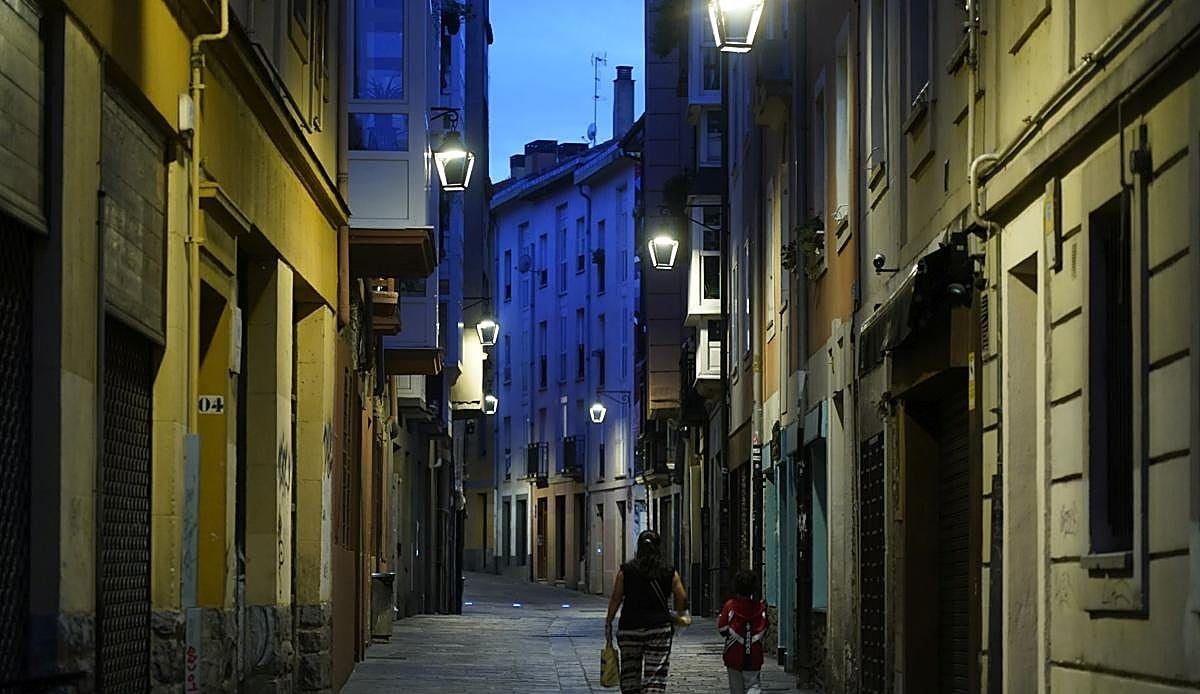 Una semana de oscuridad en pleno Casco Viejo de Vitoria: la calle Zapatería recupera por fin su alumbrado
