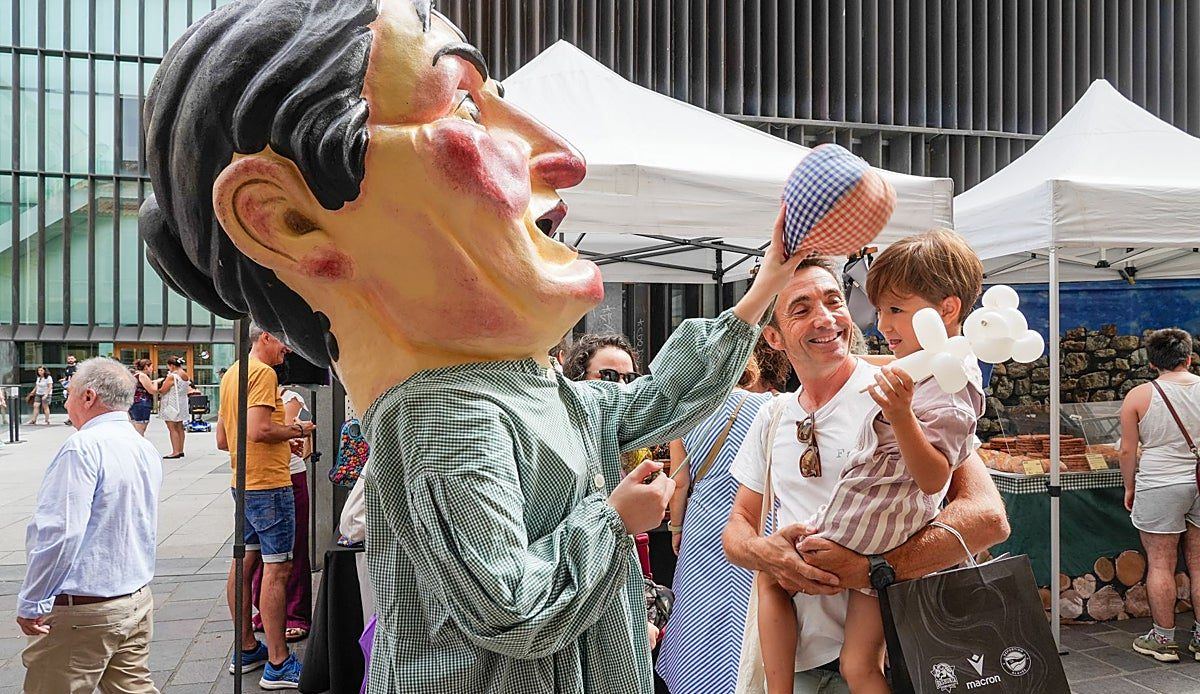 El Mercado de la Almendra se reinventa con solidaridad, magia y música en pleno Casco Viejo de Vitoria