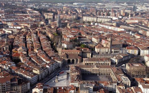 La tasa turística de Vitoria divide a la oposición: del rechazo total a los 6,50 euros por noche