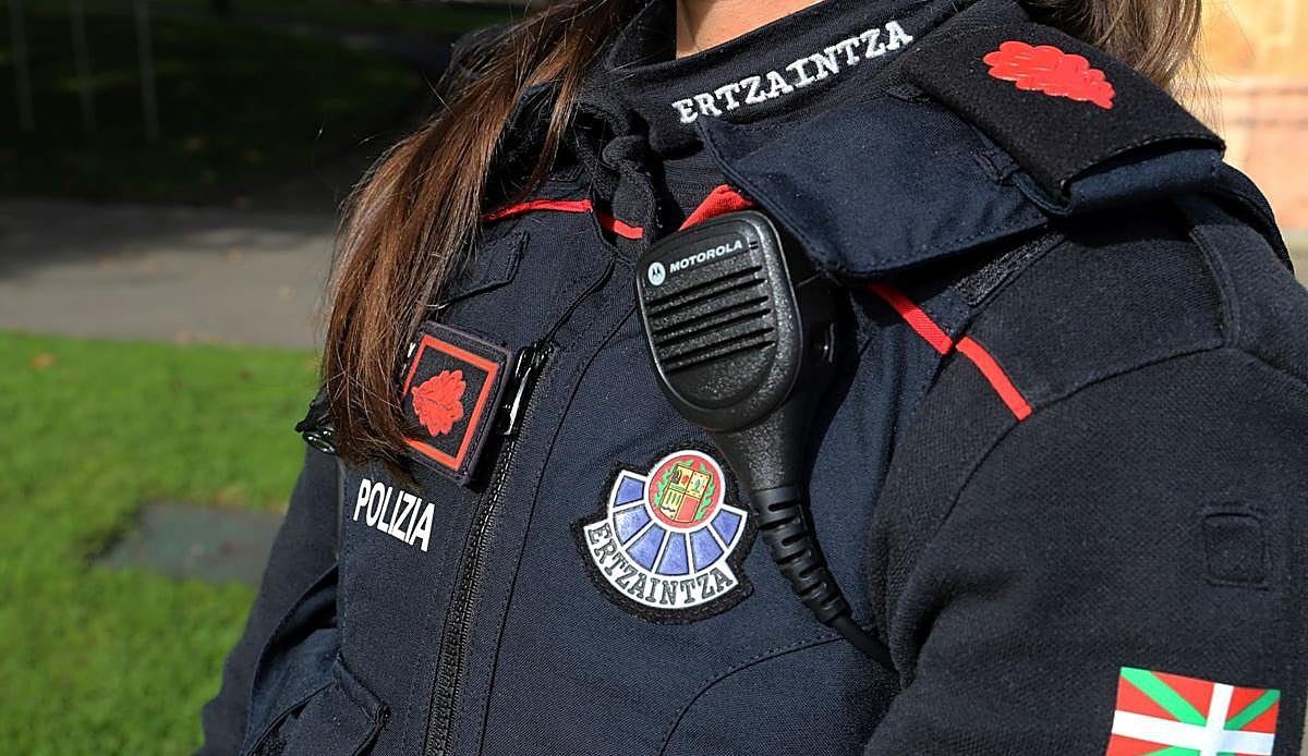 La Ertzaintza detiene a dos jóvenes en Vitoria acusados de agredir sexualmente a dos mujeres a las que acogieron en su casa
