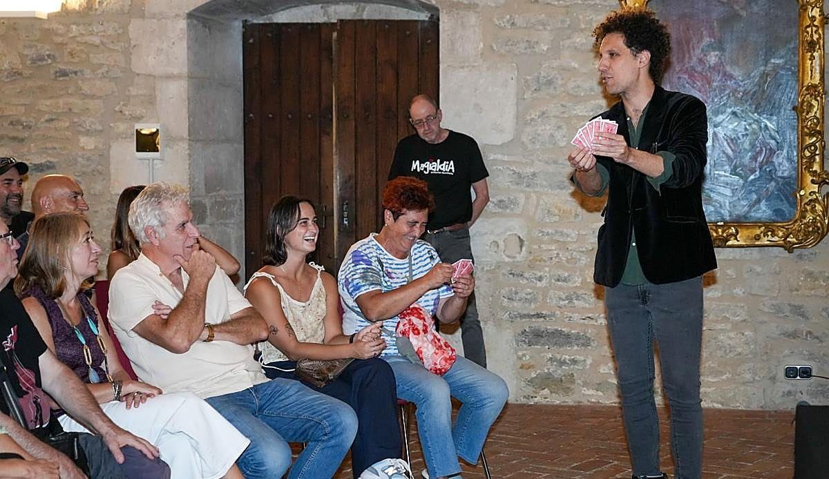 Vitoria se convierte en capital de la magia con el arranque de Magialdia y un emotivo tributo a Tamariz