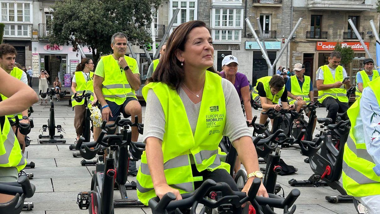 Vitoria apuesta por agentes de movilidad sin coche: a pie, en bici o en autobús para regular el tráfico
