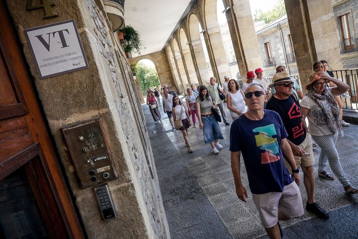 El futuro del Casco Viejo de Vitoria se juega en la batalla por los pisos turísticos