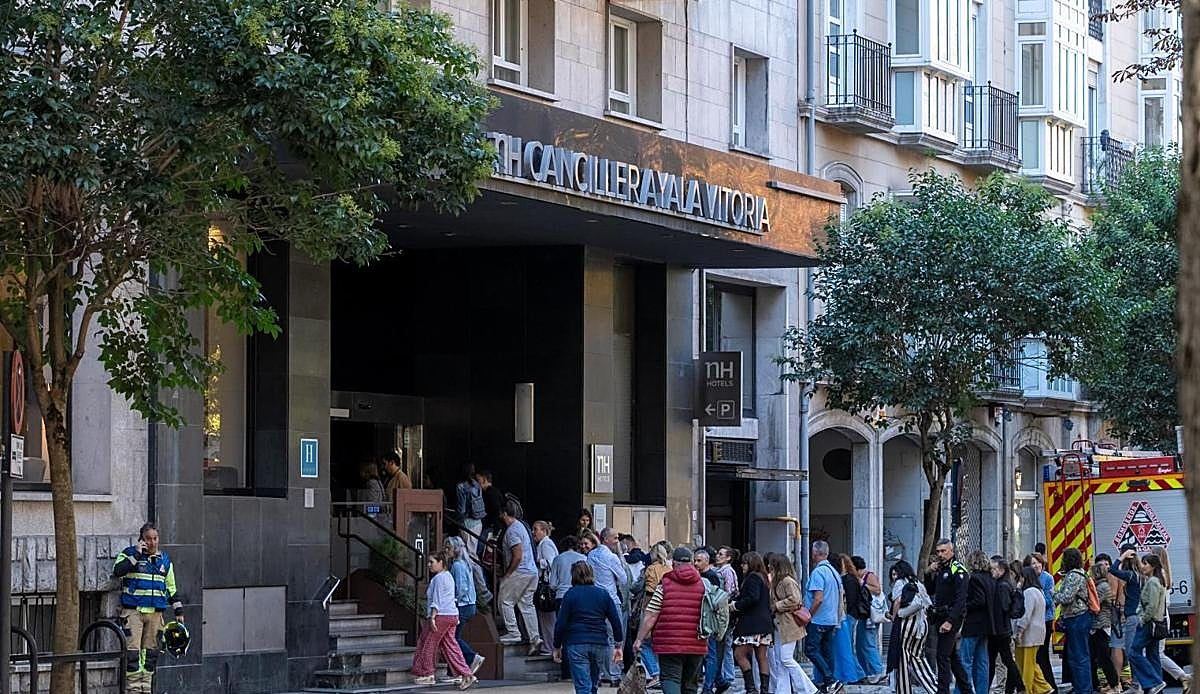 Un incendio en la cocina obliga a evacuar por completo el Hotel NH de Vitoria-Gasteiz durante el mediodía