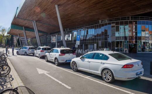 La justicia da la razón al Ayuntamiento de Vitoria y mantiene las guardias del taxi en pie
