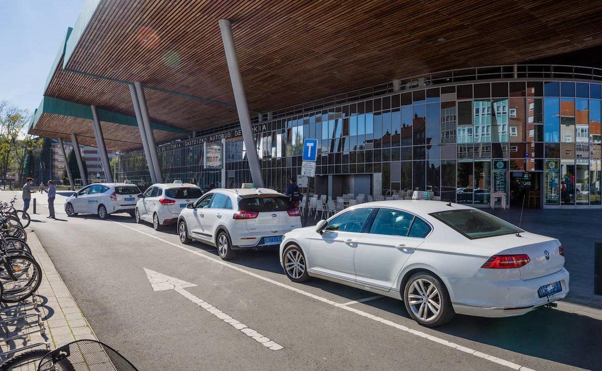 La justicia da la razón al Ayuntamiento de Vitoria y mantiene las guardias del taxi en pie