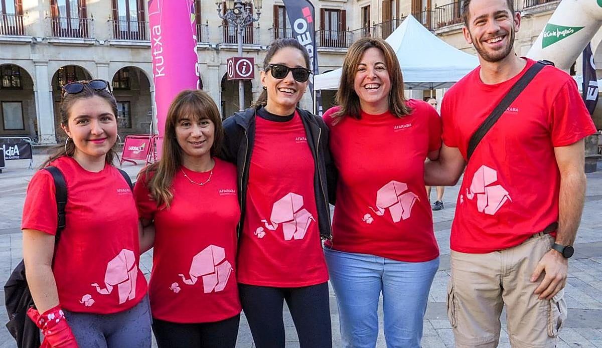 Vitoria se viste de verde contra el alzhéimer: 1.200 personas llenan las calles en una marcha histórica