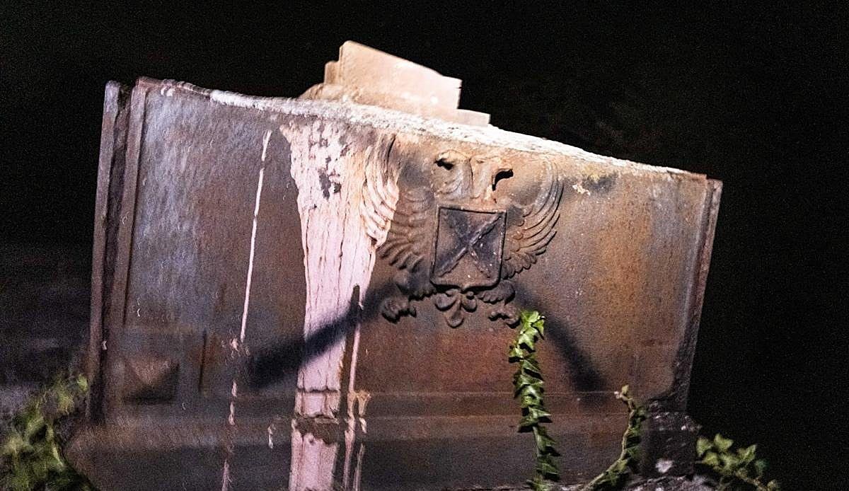 La organización juvenil Ernai derriba de madrugada la cruz del monte Isuskitza en Álava tildándola de símbolo franquista