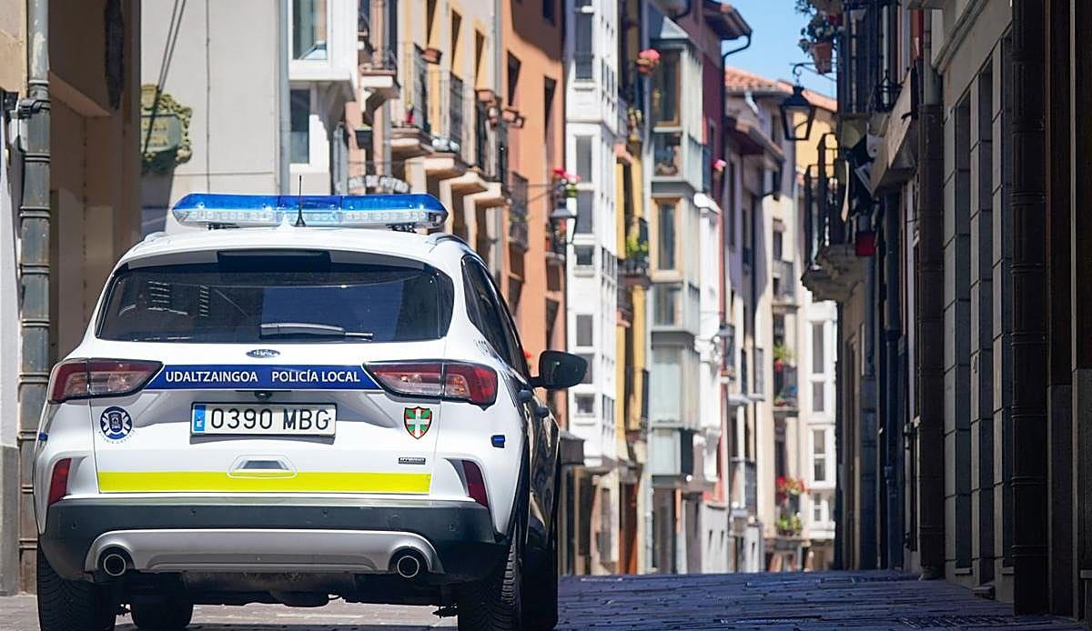 Una joven tutelada se lanza desde un segundo piso para huir de la Policía Local de Vitoria y acaba en la UCI