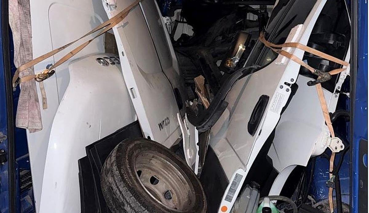 Tres detenidos en Vitoria al descubrir la Ertzaintza que el camión grúa que conducían llevaba una furgoneta robada