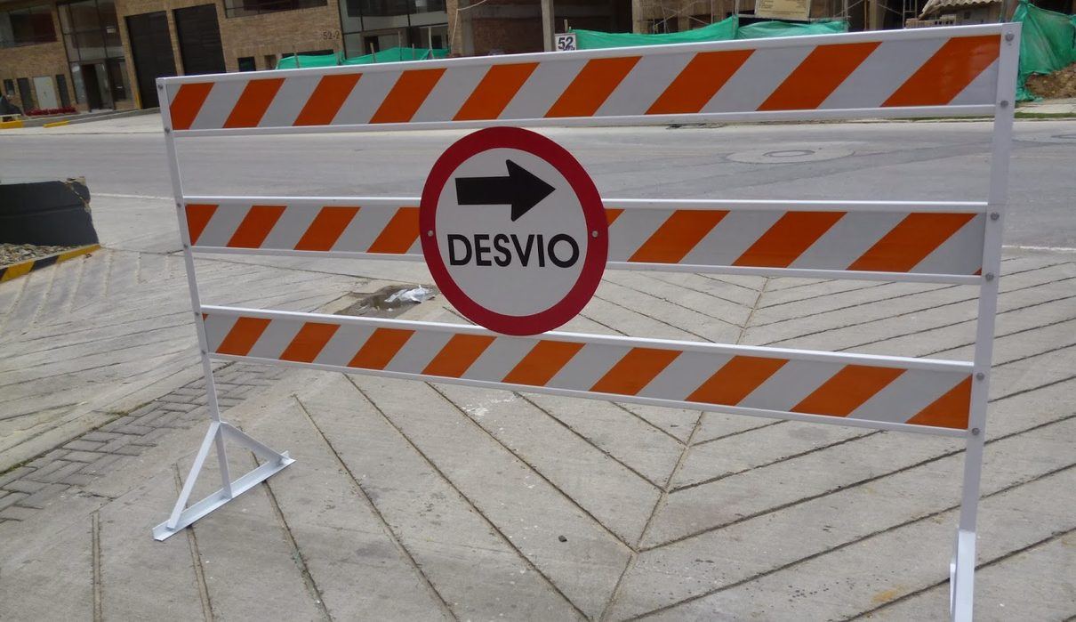 Cortes de tráfico en tres barrios de Vitoria marcan el inicio de semana para miles de conductores