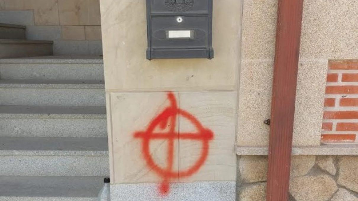 Una diana y amenazas en el portal de un ertzaina de Vitoria conmocionan al Gobierno vasco