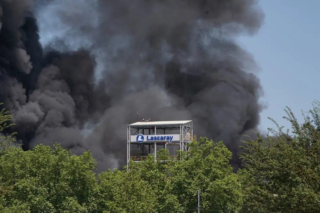 Los bomberos de Vitoria evitan una catástrofe al controlar un incendio industrial que ponía en riesgo miles de litros de acei