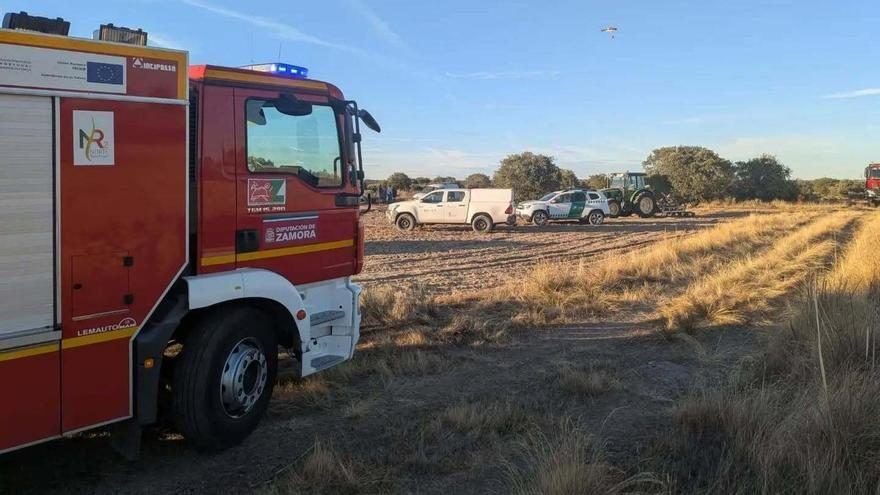 Un tractor averiado desata un incendio forestal en la comarca de Sayago que moviliza a quince medios de extinción