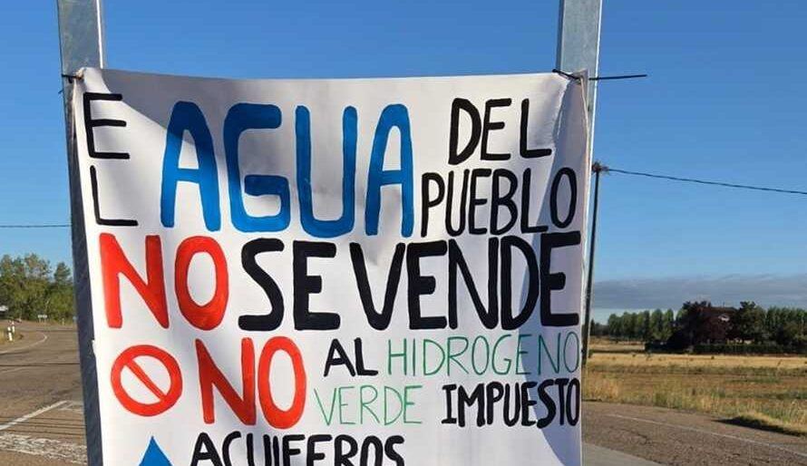Pobladura del Valle dice basta: una pancarta inaugura la protesta contra la planta de hidrógeno verde que consumiría 85.000 m