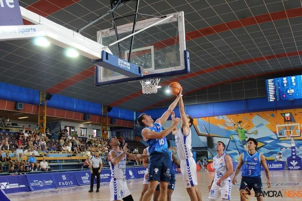 El CB Zamora muestra músculo y corazón ante Palencia en el debut copero de la temporada