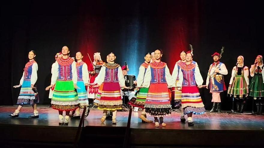 Cuatro culturas del mundo llenan de color y danza el Festival de Folklore de Benavente