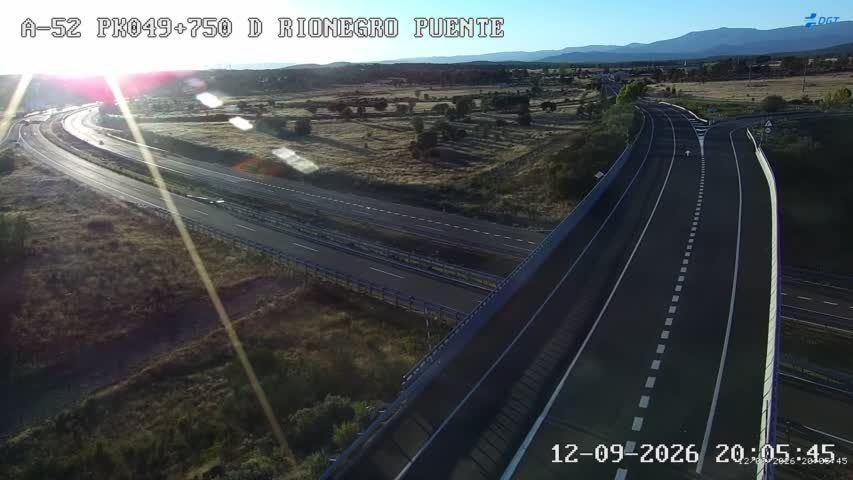 Un choque entre un camión y una furgoneta en la A-52 deja a una mujer con dolor cervical en Rionegro del Puente