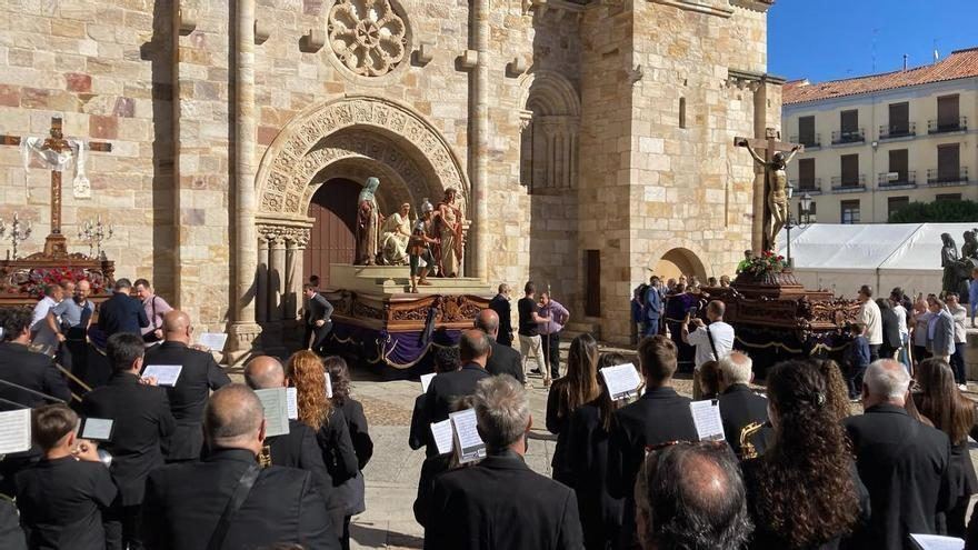 La cofradía de la Vera Cruz lleva la Santa Cruz al corazón del casco antiguo con un invitado centenario