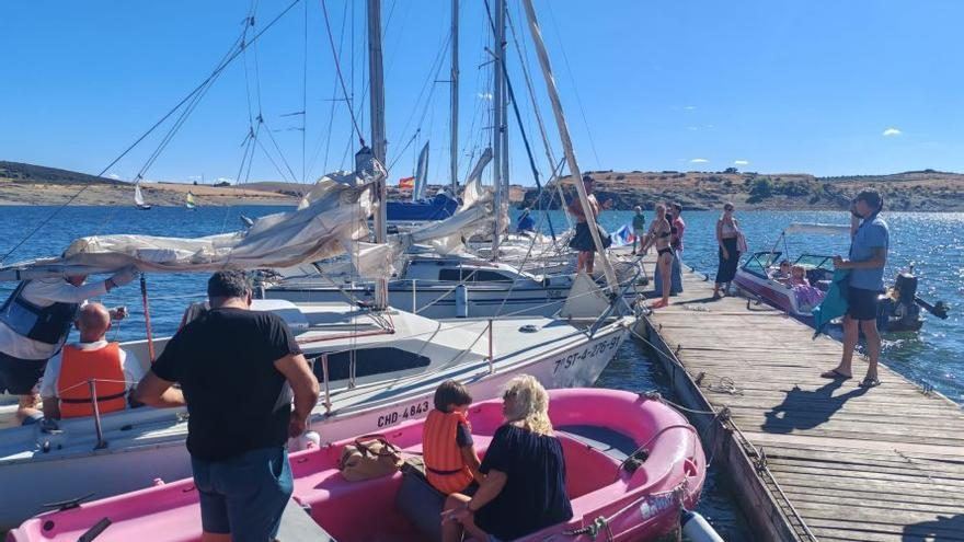 El embalse del Esla vuelve a llenarse de velas en honor al fundador del club zamorano