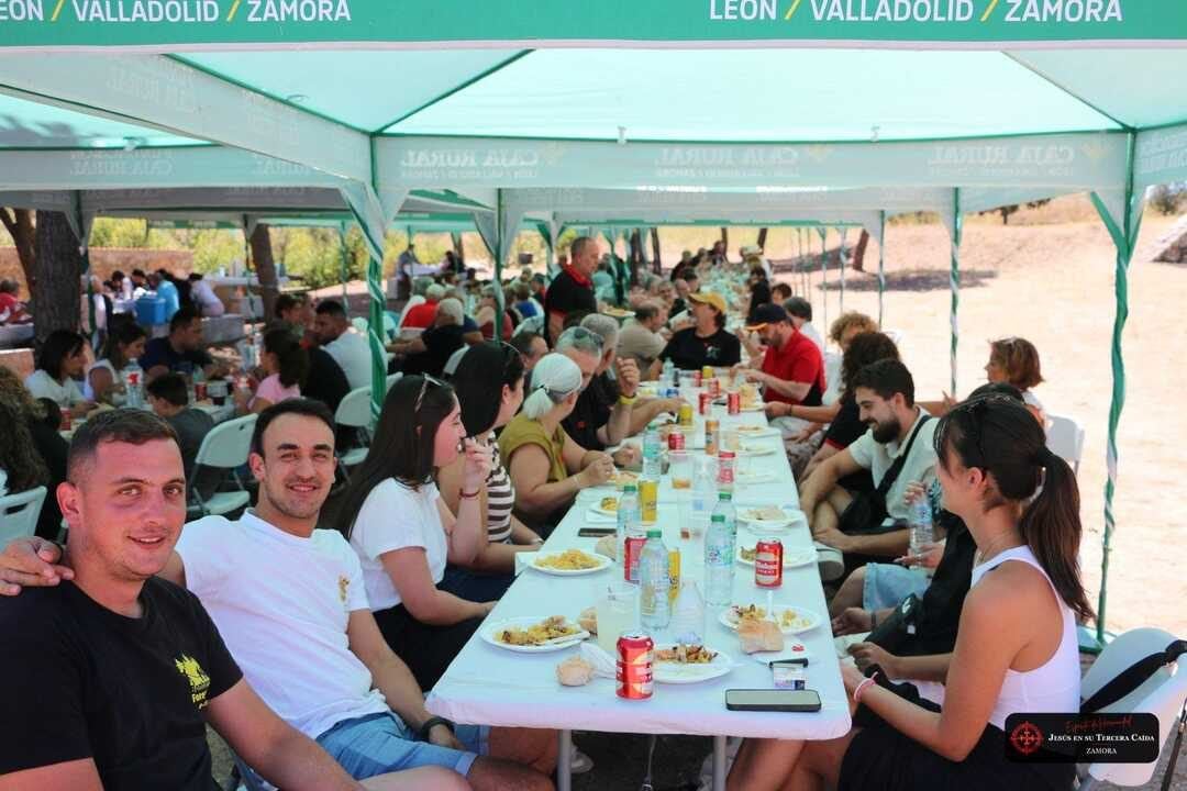 La pradera del Cristo de Valderrey reúne a casi doscientas personas en una gran fiesta de hermandad y gastronomía