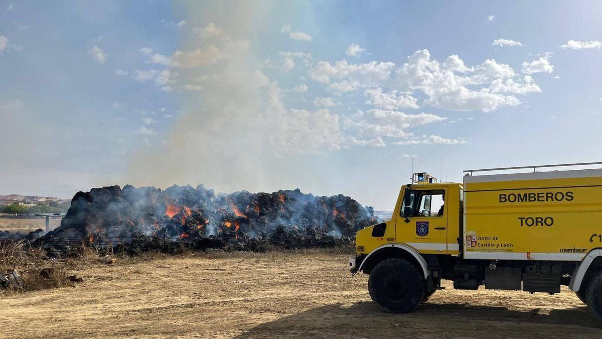 Un incendio devora casi 4.000 pacas de paja en una granja ovina de Villardondiego y mantiene en alerta a los bomberos de Toro