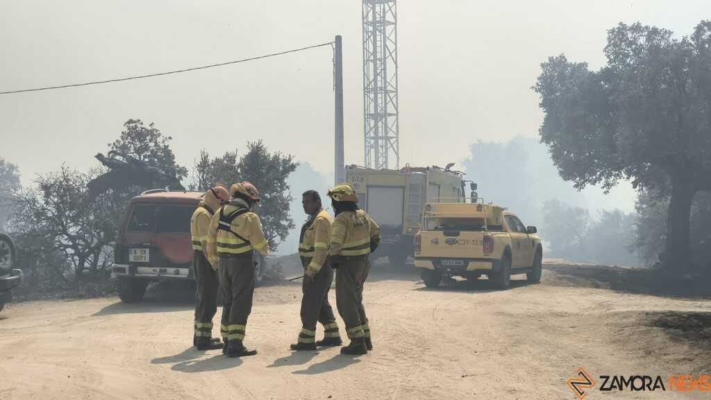 Las llamas asedian Pereruela desde el amanecer con doce medios luchando por contener el fuego
