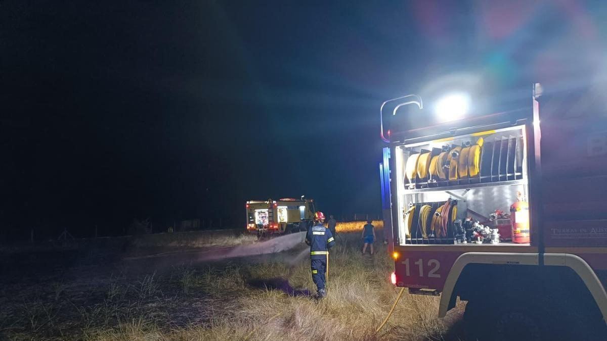 Los bomberos salvan una nave en Las Torres de Aliste tras combatir un incendio de madrugada en pleno rastrojo