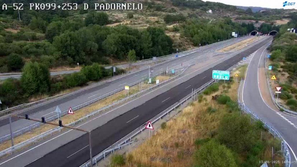Dos heridos graves y dos leves en una violenta colisión entre una furgoneta y un turismo en la A-52 a su paso por Sanabria