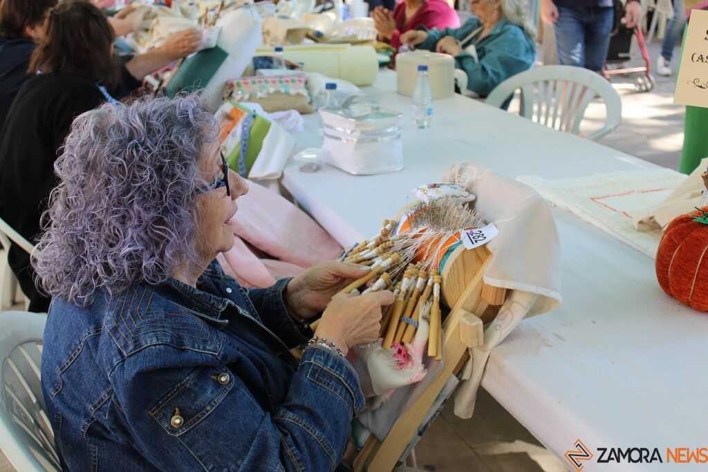 Cuatrocientas encajeras convierten La Marina en un gran taller a cielo abierto durante las Fiestas de Zamora