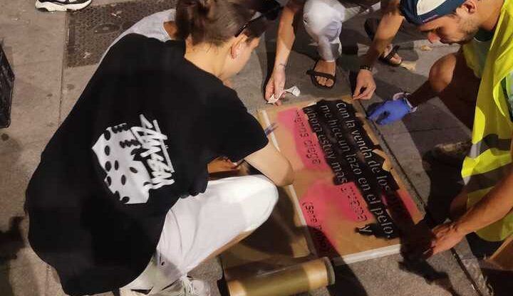 De noche y con escolta policial: así pintaron los jóvenes de Zamora frases feministas en los pasos de peatones de Tres Cruces