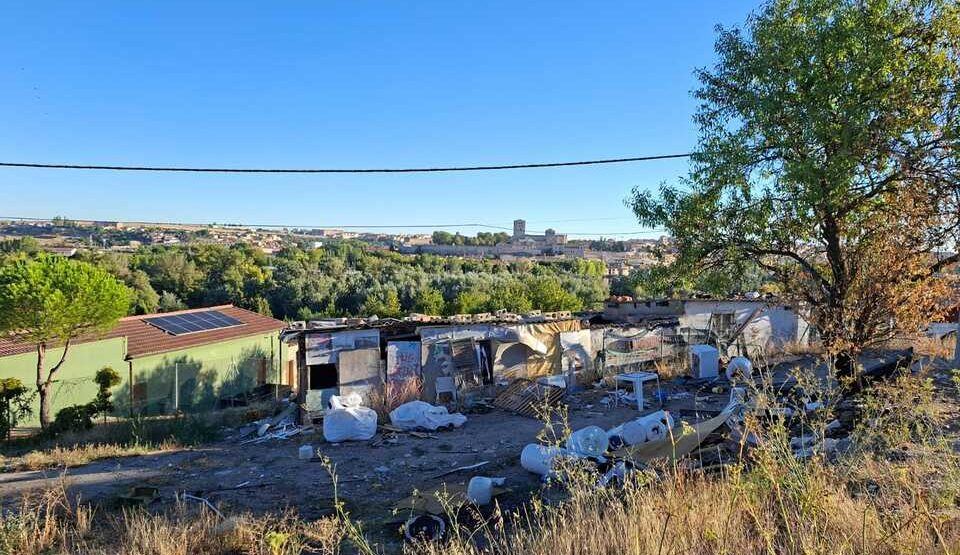 Basura, escombros y abandono: el barrio de Rabiche clama por una solución urgente al vertedero que crece junto a sus casas
