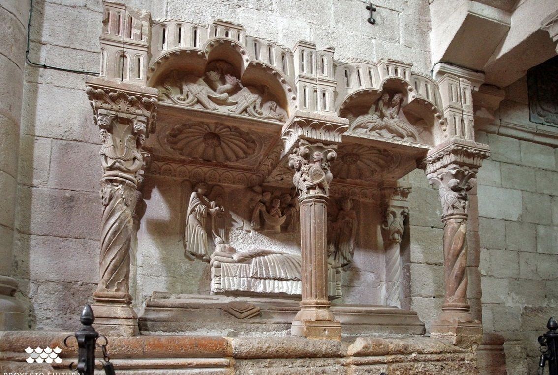 El sepulcro renacentista de los Carvajal recupera su esplendor en la iglesia de San Juan del Mercado