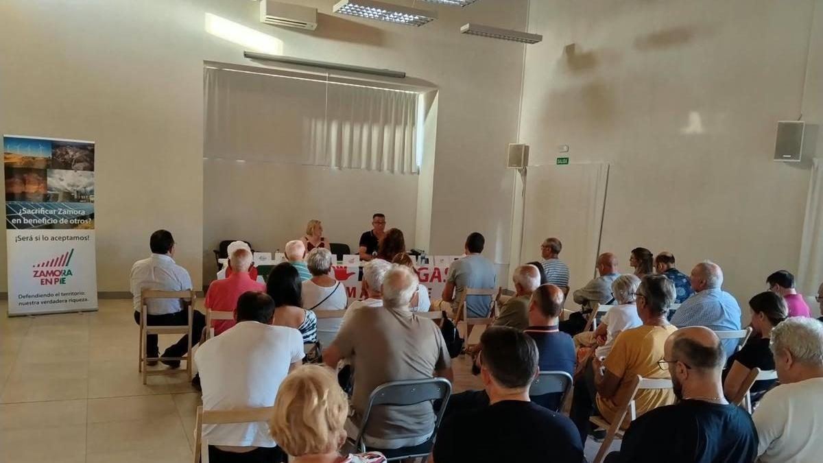 Vecinos de Barcial del Barco rechazan las macrofactorías de biogás y piden que las ayudas lleguen a los ganaderos locales