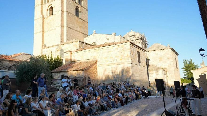 La música de Miss Blanche inaugura la Noche Blanca del Románico en el renacer de la calle trasera de la Catedral de Zamora