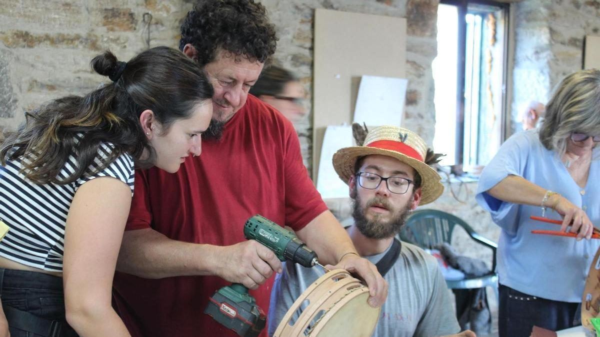 Catorce vecinos de Vigo de Sanabria aprenden a fabricar una pandereta desde cero en un taller que reivindica la artesanía tra