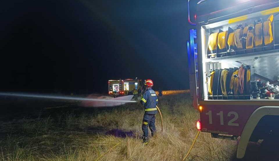 Los bomberos salvan una nave en Las Torres de Aliste tras sofocar un incendio nocturno en rastrojos colindantes