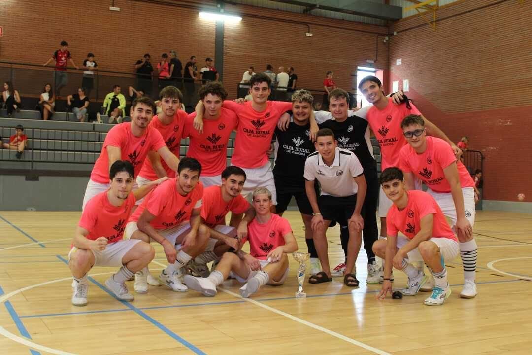 El Caja Rural River Zamora se despide de la pretemporada por todo lo alto con un contundente 6-1 y el trofeo del Ayuntamiento