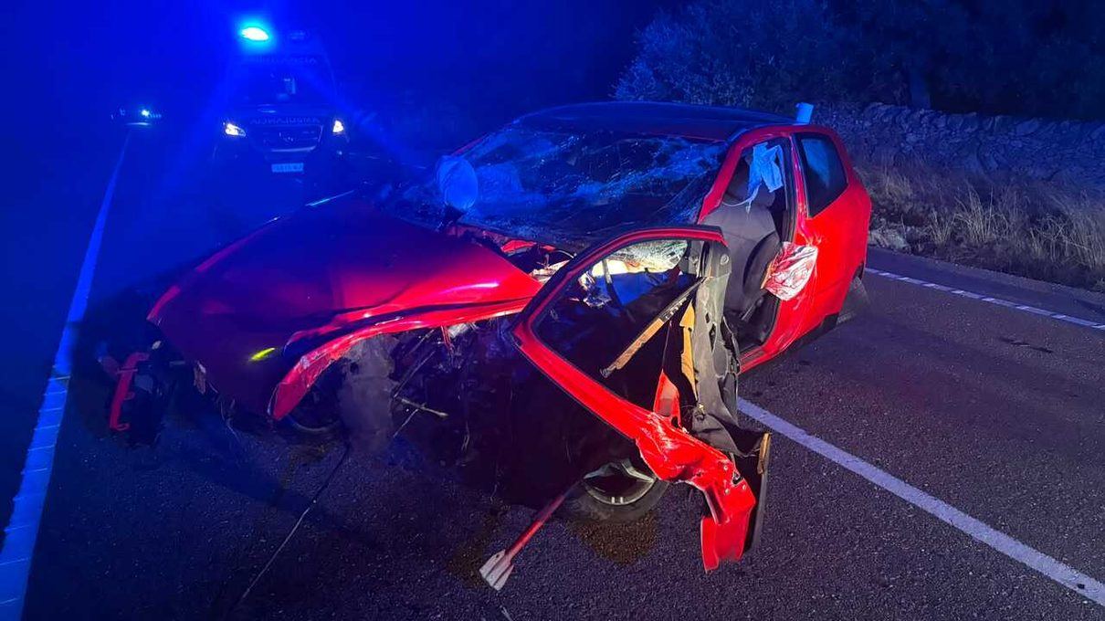 Un turismo sale de la carretera en Villar del Buey y deja dos heridos, uno de ellos atrapado entre los hierros
